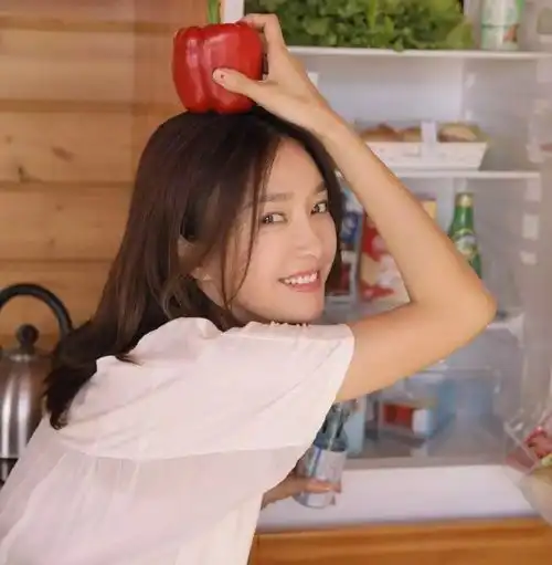 从如诗如画到颜值崩坏,再到母仪天下,秦岚堪称整形修复教科书