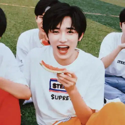 男生头像我还以为男孩子深情犯法