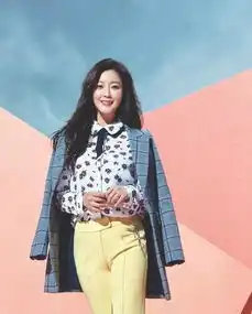 韩国第一美女金喜善,绿色连衣裙配波浪卷发气质优雅,哪像42岁