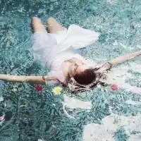 qq头像女生在海里