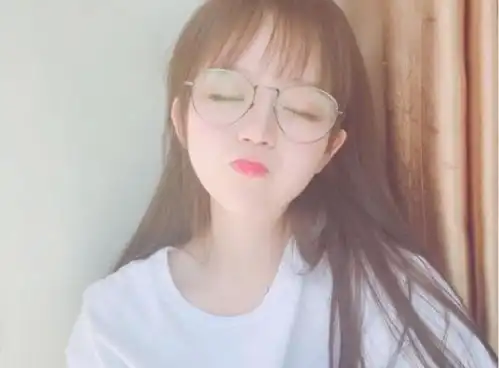 一个女人和你开玩笑,几个重要点表示喜欢你,感情