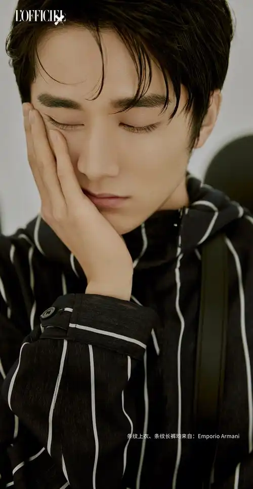 张新成封面曝光简约穿搭展现少年独特魅力