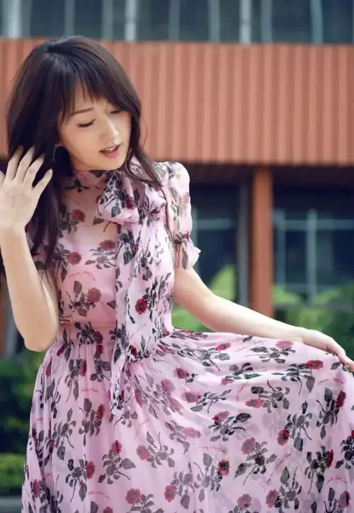 杨钰莹哪像48岁穿一身碎花裙甜美少女,皮肤紧致白皙让人羡慕