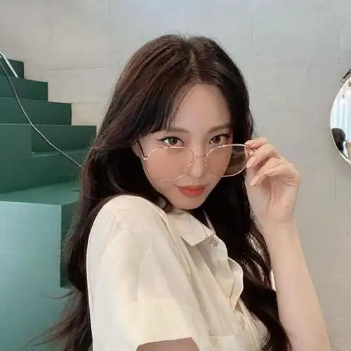 越骂越恩爱,韩艺瑟机场依偎小男友,高调又扎眼自己喜欢有啥不好