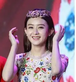 赵丽颖亮相某发布会,戴皇冠满面笑容