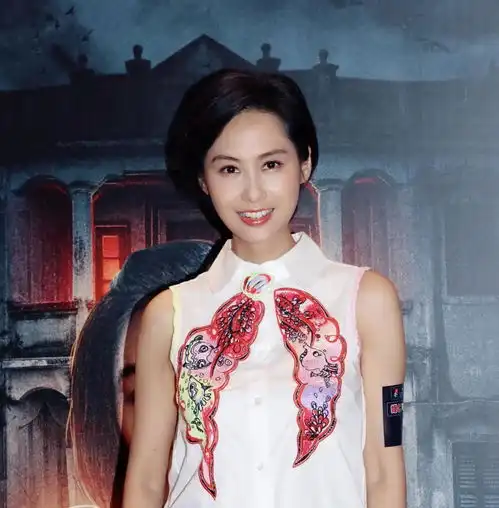 朱茵尝试黑西装,47岁的丝毫不输当红小花,笑容依旧迷人