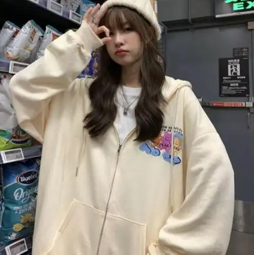 今年的秋冬,带火了一种穿搭叫连帽卫衣,若配上毛线帽萌系又少女