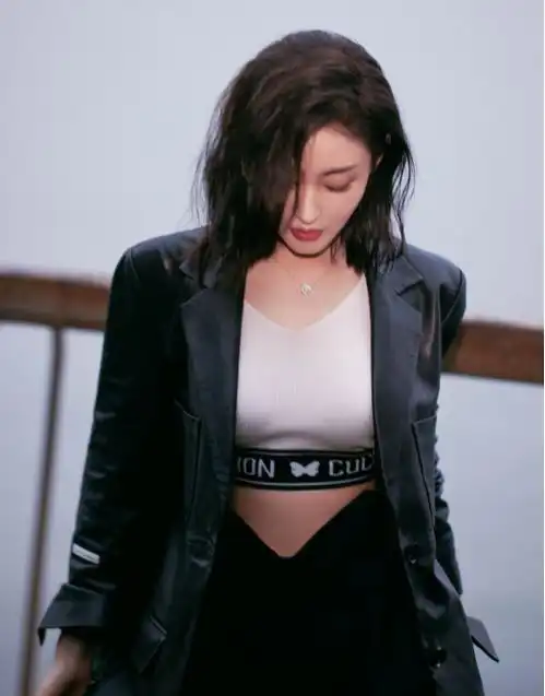 张天爱内衣外穿秀身材,热裤配马丁靴现美腿杀,曾减重25斤