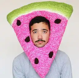 史无前例澳男子织逼真食物帽子受热捧7781511