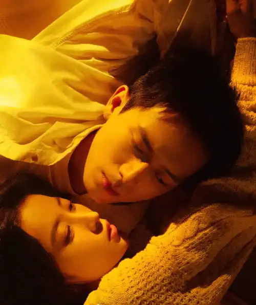 李现周雨彤光影中紧紧相依暧昧氛围下春意掩匿