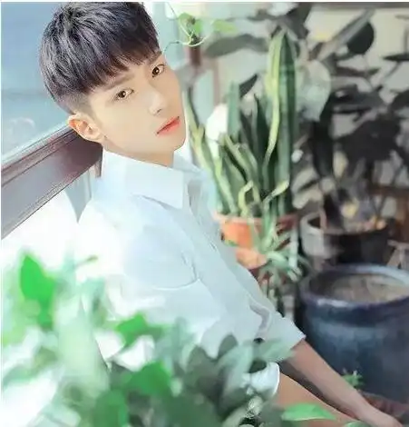 15款韩系男生发型设计,时髦抢眼的韩式男发推荐