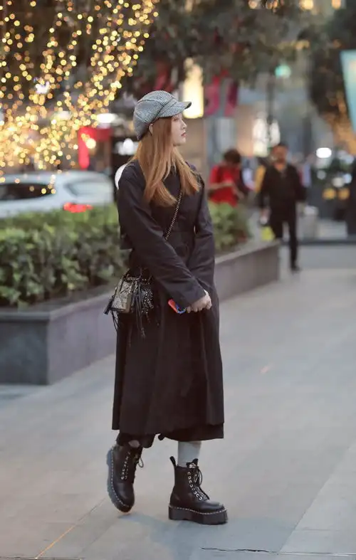 美女街拍黑色系的穿搭,给人一种神秘感