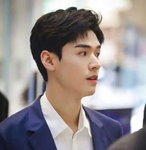 龚俊西装白衬衫出席活动,粉丝抓拍镜头好绝,路人看了都被圈粉