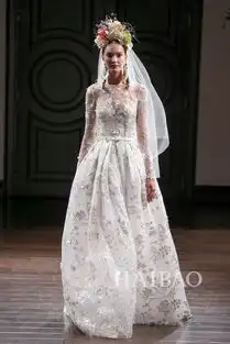 naeemkhan的婚纱配以夸张头饰耳环