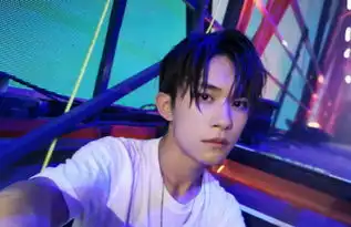 工作室发易烊千玺自拍,被粉丝还原拍照的场景,原来千玺这么淘气