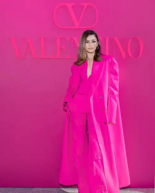 真人芭比成最热icon卡戴珊梅根福克斯海狸纷纷坠入barbiecore氛围