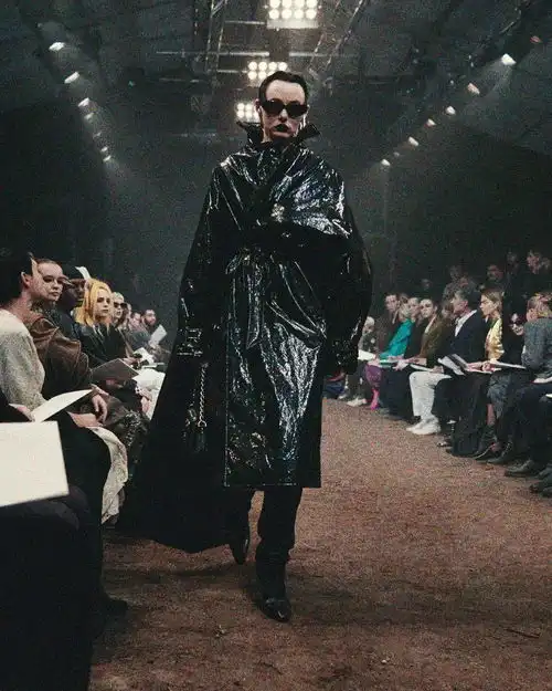 填补balenciaga在时尚界消失的一段空白demnagvasalia不需滤镜,用90年代的影像展现优雅与叛逆的并行不悖