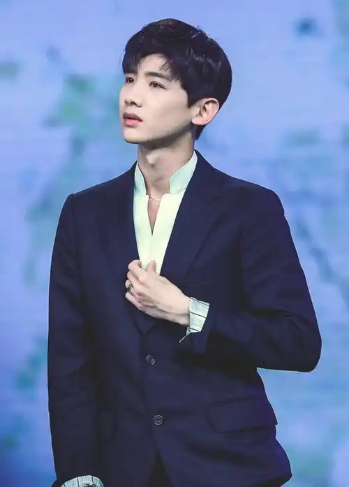 正装禁欲系男生头像白敬