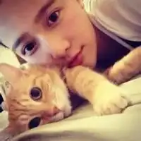 欧美系头像女抱猫美丽依