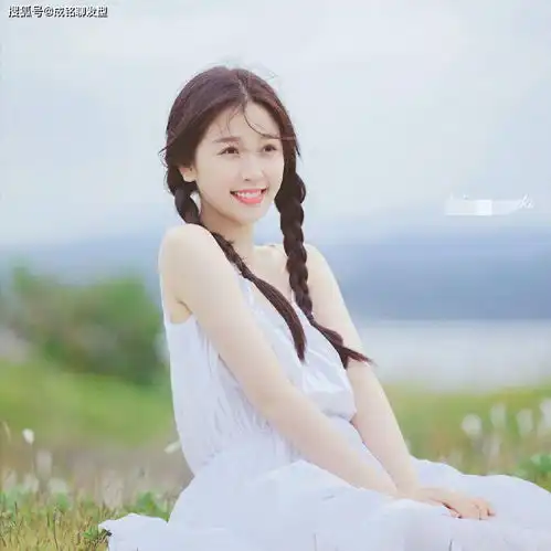 虞书欣晒公主照,蕾丝长裙配清新渔夫帽,微卷长发甜美又气质