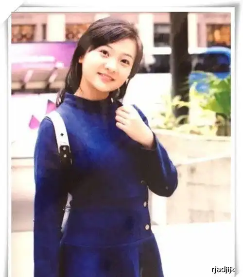 林妙可终于好好捯饬自己,皮衣配运动裤玩混搭,大红唇女人味倍儿