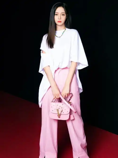 沈梦辰的平行腿走红网络,双腿站直故意留空隙,他都难模仿