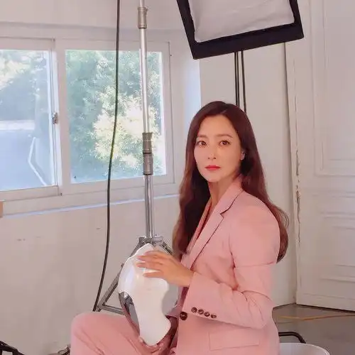 金喜善穿粉色也太年轻了,小香风减龄有少女感,阔腿裤修饰腿型