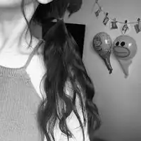 女生半身不露脸头像黑白,爱上半身裙的女生