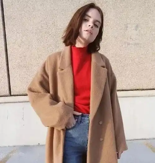 450岁的女人过年别穿大红色这样穿更洋气,一看就显贵