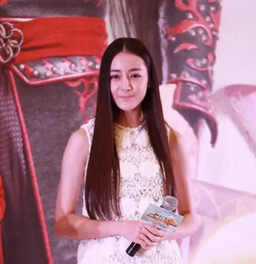 同为新疆美女,古力娜扎和迪丽热巴出道时颜值对比,谁更好看