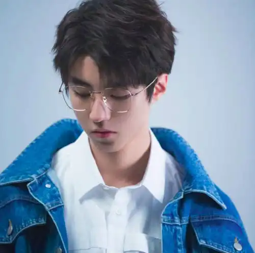 王俊凯戴眼镜网友杀伤力堪比眼镜蛇