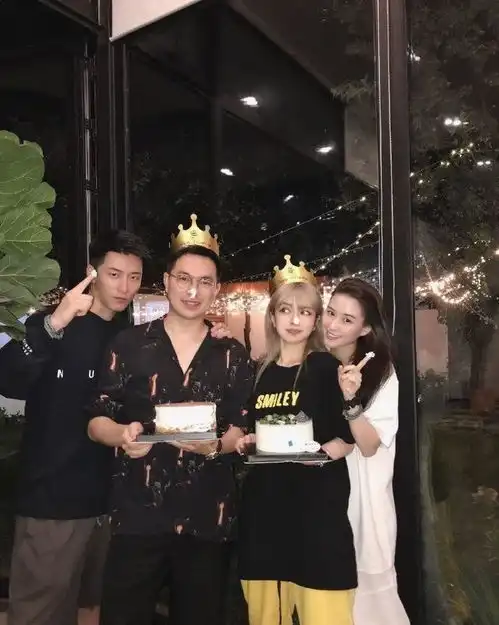 周扬青32岁生日,赌王千金何超莲给她贺寿,神秘眼镜男露面