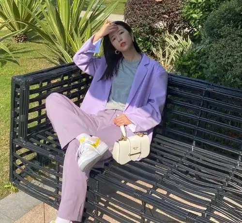 管它流行什么色,黄黑皮女生穿好这4个颜色,显白又显气质