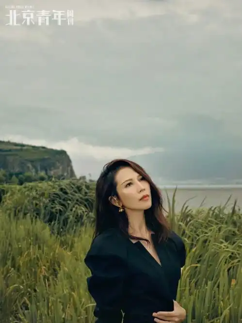 蔡少芬张晋湿地大片曝光,黑色系穿搭复古又养眼,真是天生一对