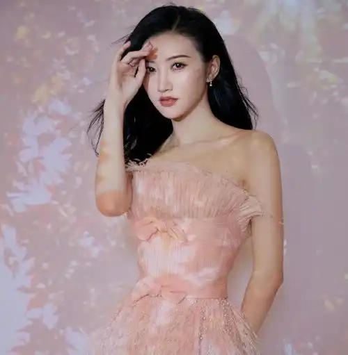 景甜是芭莎夜隐藏的仙女,穿着粉色麦穗裙灵动飘逸,抿嘴更撩人