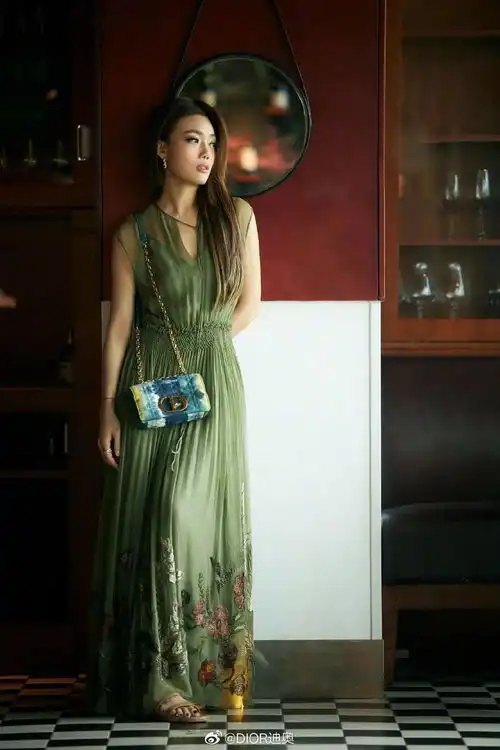 举手投足间的华贵女星绿色系礼服造型盘点