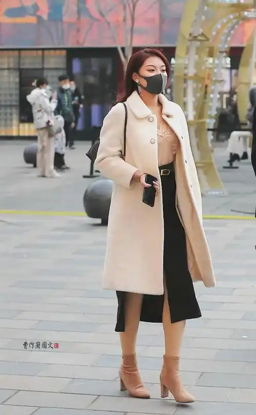 街拍给冬日增添肌肤颜色的肉丝美女