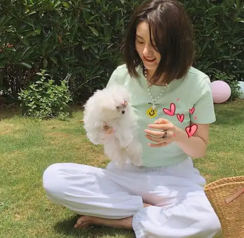 宋祖儿真是太稚嫩了,一身学妹装走机场,长腿真让人羡慕