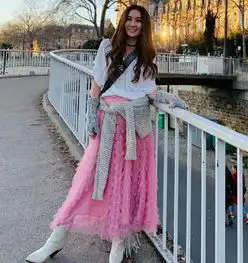 温碧霞好有少女心,白t配粉纱裙清新甜美,53岁的年纪20岁的心态