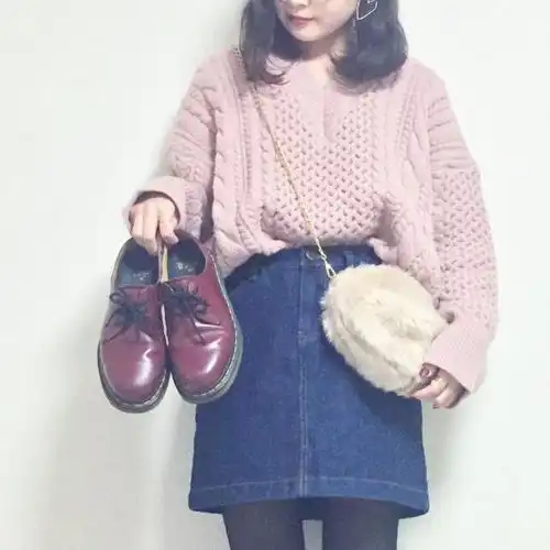 学生党可以学的的穿搭,灰白卫衣a字纹格半裙,妥妥的校园风