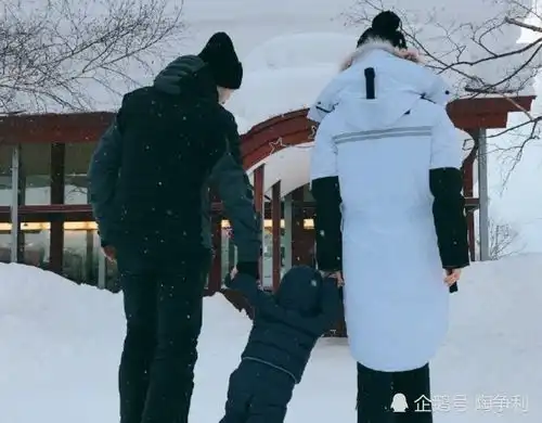 演员黄晓明baby带小海绵就医