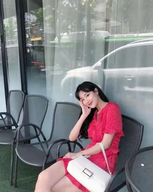 李娜恩夏日穿搭太少女粉红衣裙甜美减龄,不愧是韩国当红小花旦