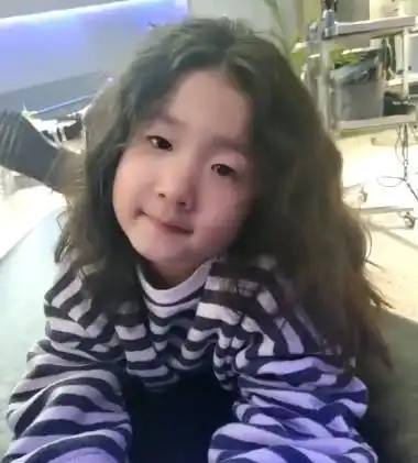 13岁天天趴妹妹腿上被哄睡,兄妹俩侧脸太像,张亮婚姻状况还是谜
