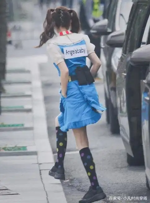 baby马戏团短裙太抢镜,孩子妈瞬间变少女,装嫩还是真少女