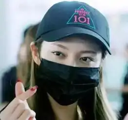 火箭少女机场秀,孟美岐巨星范,yamy穿搭最尴尬