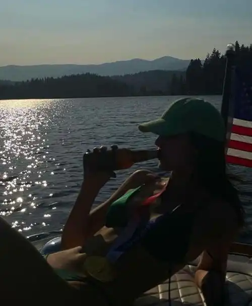 布克开启度假模式带着詹娜和爱犬一起出游,奥运金牌随身带