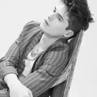 比较压抑的黑白男生头像离去的和留下的都变成了回忆男生头像