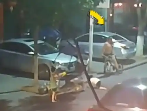 奔驰撞倒路边男孩后扬长而去,光膀大哥骑自行车拦停,网友霸气