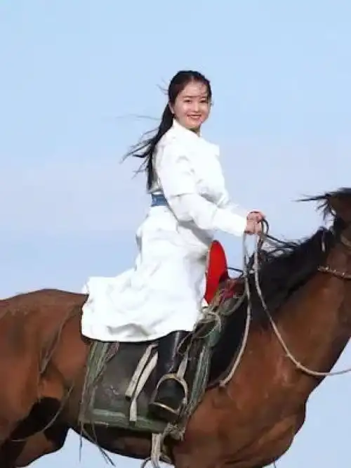 在草原上骑马真的太好玩啦会骑马的来报到骑马的女孩蒙古马越a越年轻