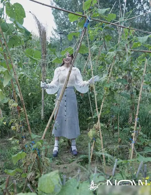 赵薇嘉人now封面,湿发造型出镜,展现清新自然之美